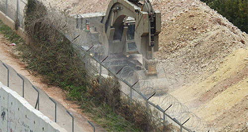 una excavadora israelí busca túneles de Hezbolá
